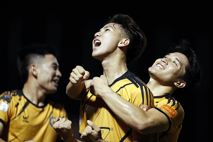 CLB kỳ lạ nhất V-League: Thanh Hóa không đủ người đá, nợ lương vẫn liên tiếp gây sốc - 2