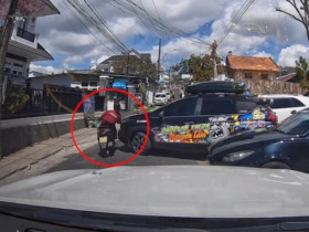 Clip: Thót tim cô gái bị hất văng vào tường rào khi vượt đầu ô tô rời chỗ đỗ