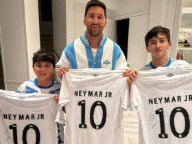 Tin mới nhất bóng đá trưa 11/2: Neymar tặng quà đặc biệt cho Messi