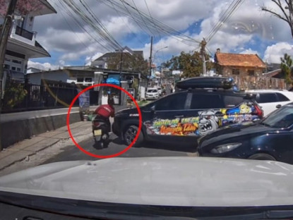 Giao thông - Clip: Thót tim cô gái bị hất văng vào tường rào khi vượt đầu ô tô rời chỗ đỗ