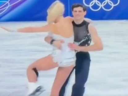 Thể thao - Khoảnh khắc "thót tim" Olympic mùa đông: VĐV gặp sự cố trang phục &amp; pha xử lý táo bạo