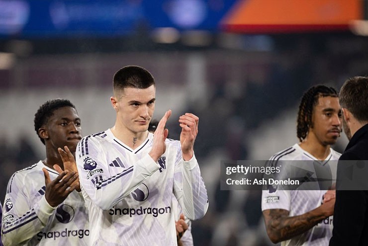 MU bị cắt chuỗi thăng hoa: Đua top 4 "căng như dây đàn", gian nan thử tài Carrick - 3