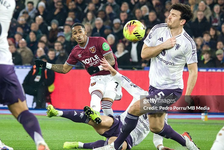 MU bị cắt chuỗi thăng hoa: Đua top 4 "căng như dây đàn", gian nan thử tài Carrick - 1