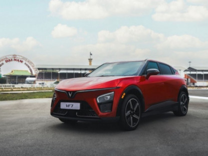 Thông tin doanh nghiệp - VinFast VF 7: “Mãnh thú” toàn năng cả về sức mạnh vận hành, trang bị an toàn và giá trị kinh tế