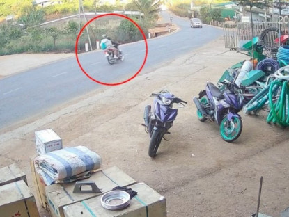 Giao thông - Clip: Ôm cua tốc độ cao, hai thanh mài lưng trên đường vì tránh ô tô
