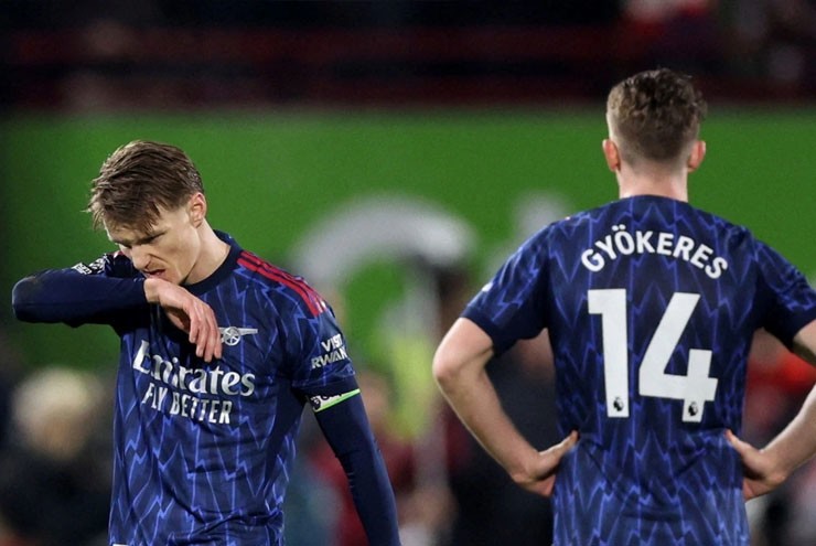 Kịch bản sốc: MU hay Man City thách thức Arsenal đua vô địch Ngoại hạng Anh? - 1