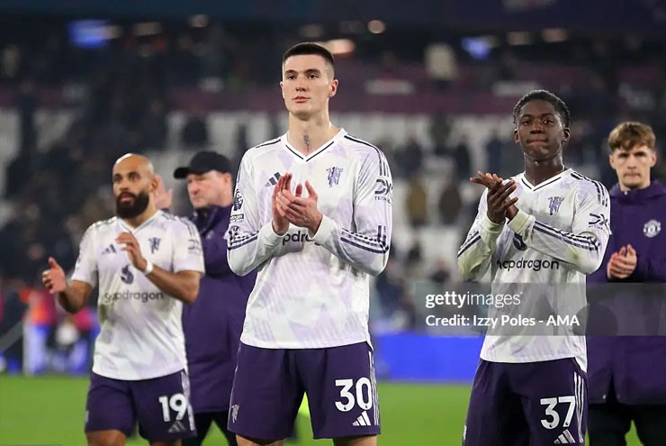 Kịch bản sốc: MU hay Man City thách thức Arsenal đua vô địch Ngoại hạng Anh? - 2