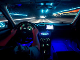 Lái xe đêm nhiều hơn, tôi bắt đầu chú ý đến ánh sáng trong khoang lái