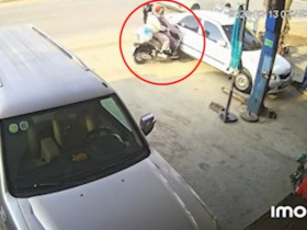 Clip: Lái xe buồn ngủ về quê ăn Tết, hai phụ nữ lao thẳng vào ô tô đỗ bên đường