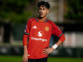 Thần đồng 15 tuổi tỏa sáng giúp MU hạ Man City, con trai Rooney bị lu mờ