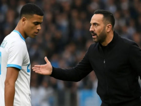 Đội Greenwood khủng hoảng: Sếp lớn từ chức, fan tràn vào khán đài VIP làm loạn