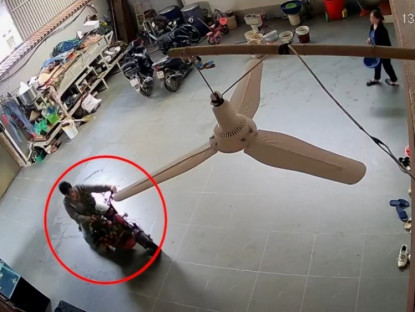 Giao thông - Clip: Chở quất về tới nhà chơi Tết, người phụ nữ gặp tai nạn “dở khóc dở cười”