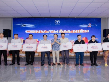 Thông tin doanh nghiệp - Nhiều tạp vụ, bảo vệ bật khóc khi nhận thưởng Tết là một lượng vàng 9999