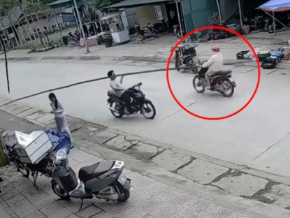Giao thông - Clip: Rợn người cảnh xe máy bị cây nêu xuyên ngang tay lái