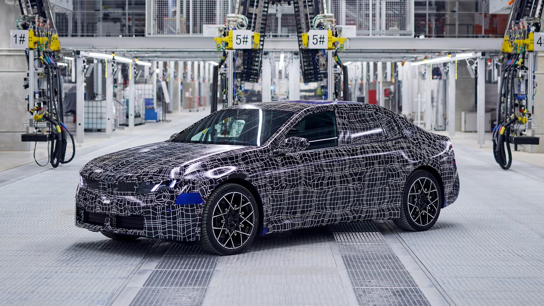 BMW 3-Series chạy điện mới xuất hiện trong nhà máy tại Đức - 1