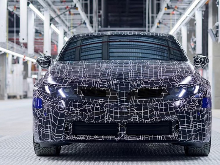 BMW 3-Series chạy điện mới xuất hiện trong nhà máy tại Đức