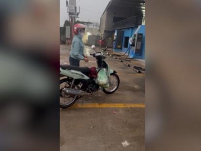 Giao thông - Clip: Người phụ nữ hồn nhiên vào trạm sạc xe điện đổ xăng, ai xem cũng bật cười