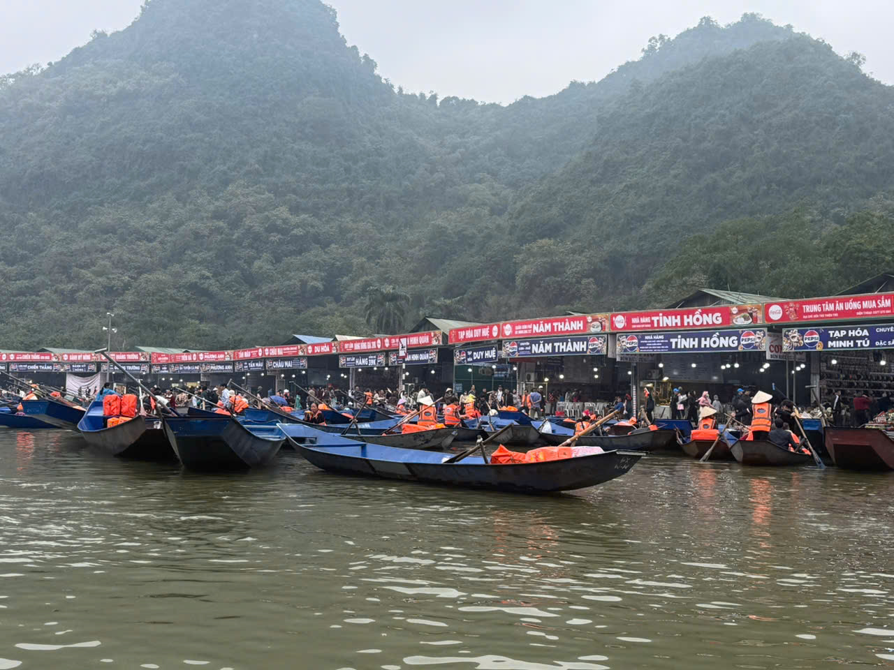 Hệ thống camera AI và thiết bị flycam được vận hành để đảm bảo an ninh, an toàn tại Lễ hội Du lịch Chùa Hương 2026 - 1