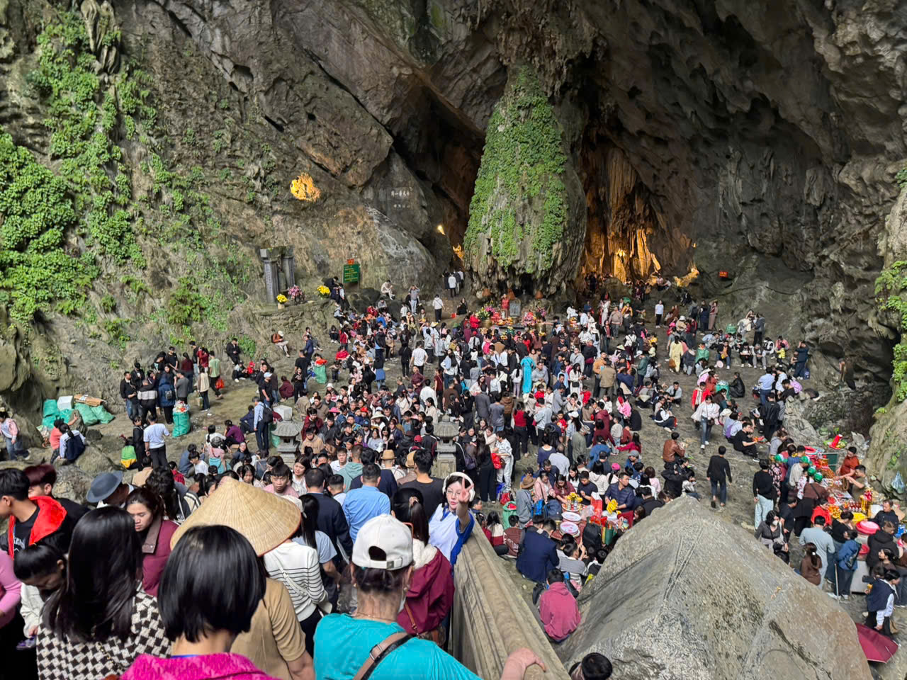 Hệ thống camera AI và thiết bị flycam được vận hành để đảm bảo an ninh, an toàn tại Lễ hội Du lịch Chùa Hương 2026 - 2