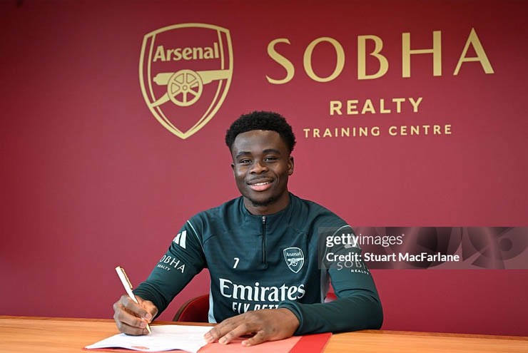 Tin mới nhất bóng đá sáng 20/2: Arsenal "trói chân" Saka, trao hợp đồng kỷ lục - 1