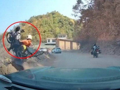 Giao thông - Clip: Vào cua mất lái, nữ biker bay cả người lẫn xe xuống hố sâu