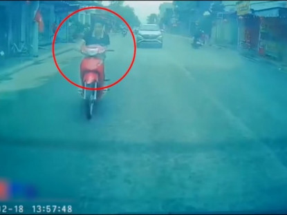 Giao thông - Clip: Mải dùng điện thoại, thanh niên lao xe vào ô tô rồi lộn chổng vó lên trời