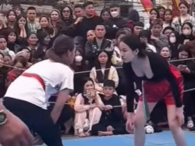 Hot-girl vô cùng gợi cảm, mặc áo 