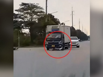 Giao thông - Clip: Phóng nhanh qua ngã tư, thanh niên trượt ngã chui gầm ô tô thoát chết khó tin