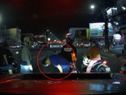 Giao thông - Clip: Xe máy dừng đèn đỏ bị ô tô đâm trúng và cái kết ấm lòng