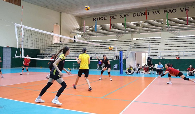 Hot girl bóng chuyền Lý Thị Luyến 1m95 khiến fan Thái Lan tranh cãi, Long An gặp khó ở giải châu Á - 2