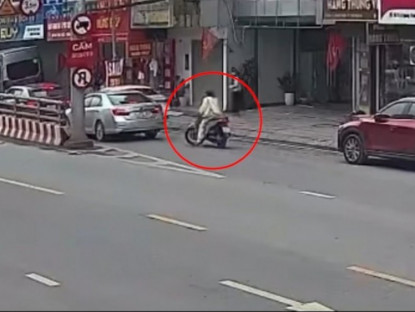 Giao thông - Clip: Cô gái phản xạ cực nhanh, tránh ô tô mất lái lùi xe gây va chạm liên hoàn