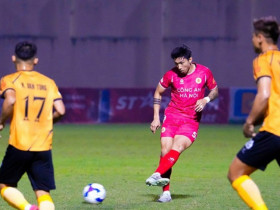 Văn Hậu ghi siêu phẩm từ giữa sân như Beckham, CĐV rần rần gọi tên ĐT Việt Nam