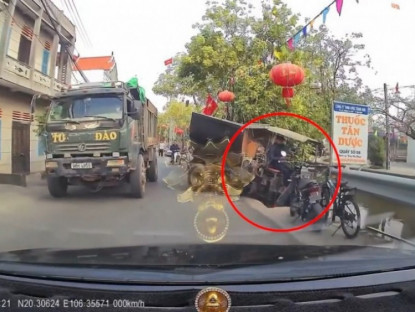 Giao thông - Clip: Không làm chủ tốc độ, xe ba gác suýt lao thẳng xuống mương