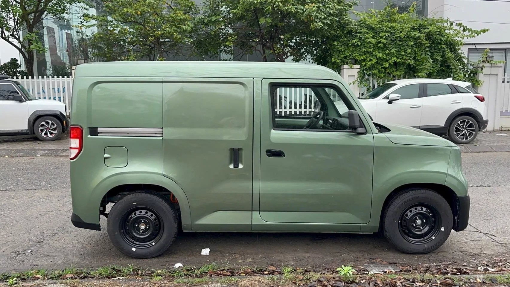 Xe tải điện VinFast EC Van có cửa lùa bên hông xuất hiện tại Việt Nam - 2