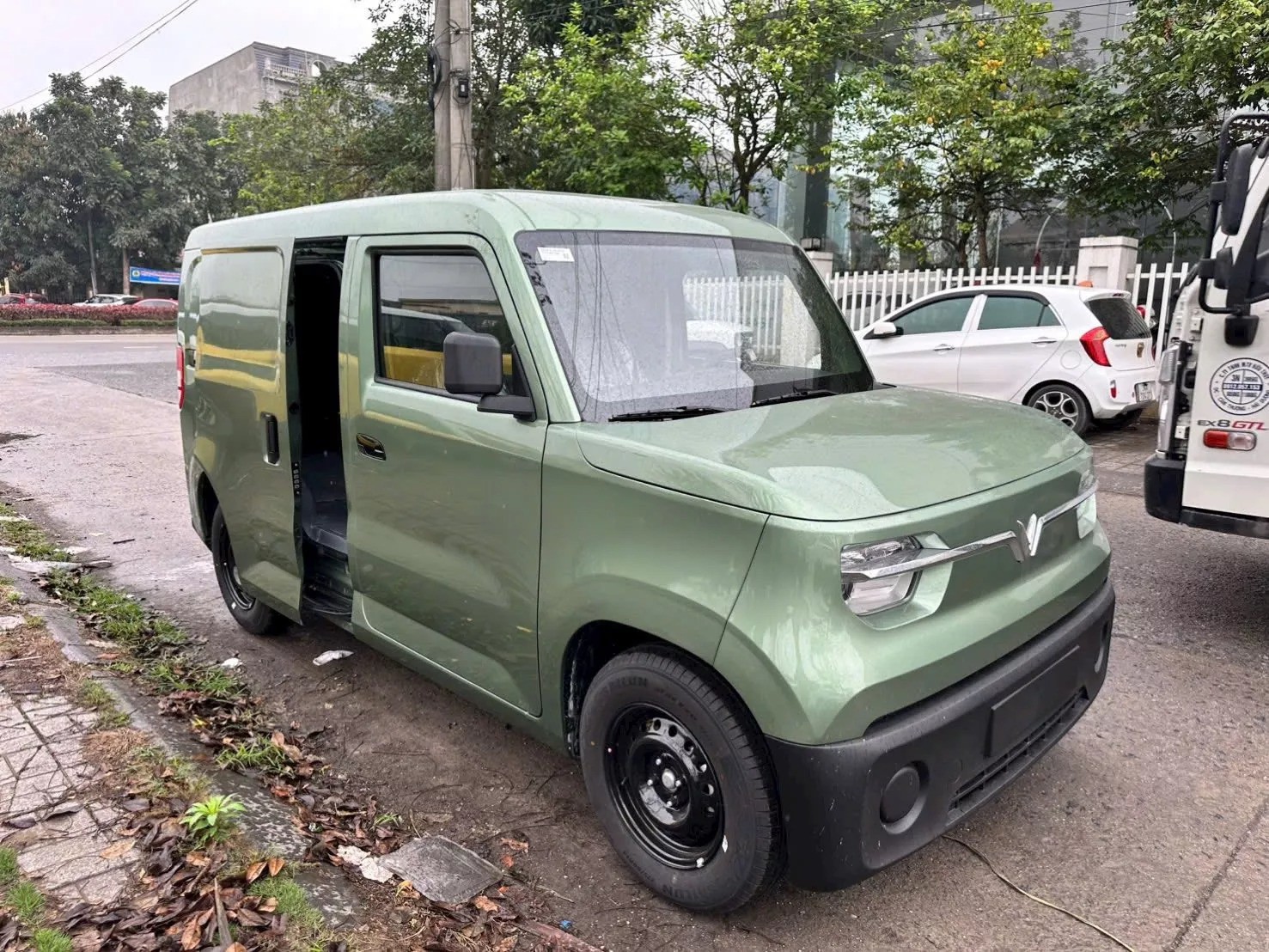 Xe tải điện VinFast EC Van có cửa lùa bên hông xuất hiện tại Việt Nam - 1