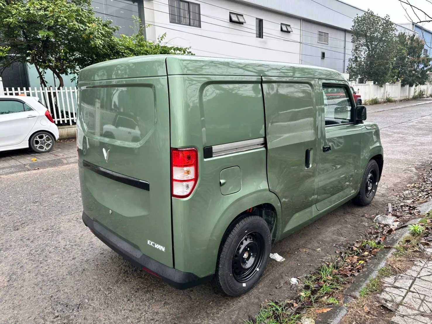 Xe tải điện VinFast EC Van có cửa lùa bên hông xuất hiện tại Việt Nam - 3