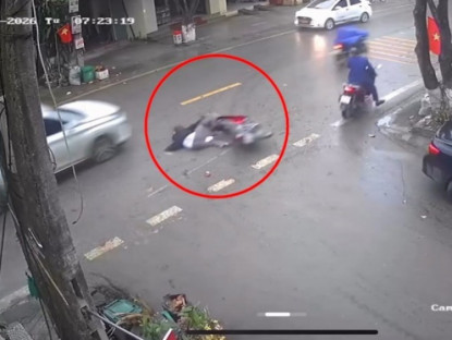 Giao thông - Clip: Tránh xe lao từ trong ngõ ra, người đàn ông trượt ngã trước đầu ô tô
