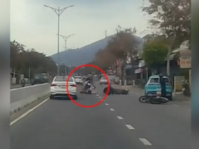 Clip: Thót tim cặp đôi ngã ra đường, cô gái bị xe máy phía sau chèn qua người