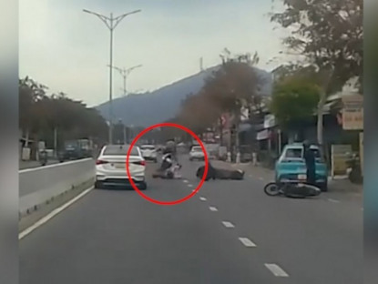 Giao thông - Clip: Thót tim cặp đôi ngã ra đường, cô gái bị xe máy phía sau chèn qua người