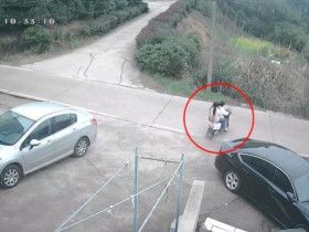 Clip: Hãi hùng hai cô gái phóng xe ra khỏi nhà lao thẳng xuống bụi cây bên đường