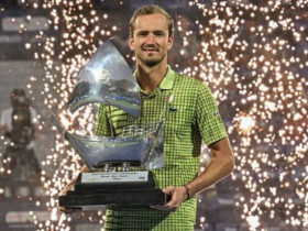Nóng nhất thể thao trưa 1/3: Đối thủ bỏ cuộc, Medvedev vô địch Dubai Championships