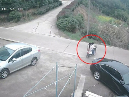 Giao thông - Clip: Hãi hùng hai cô gái phóng xe ra khỏi nhà lao thẳng xuống bụi cây bên đường