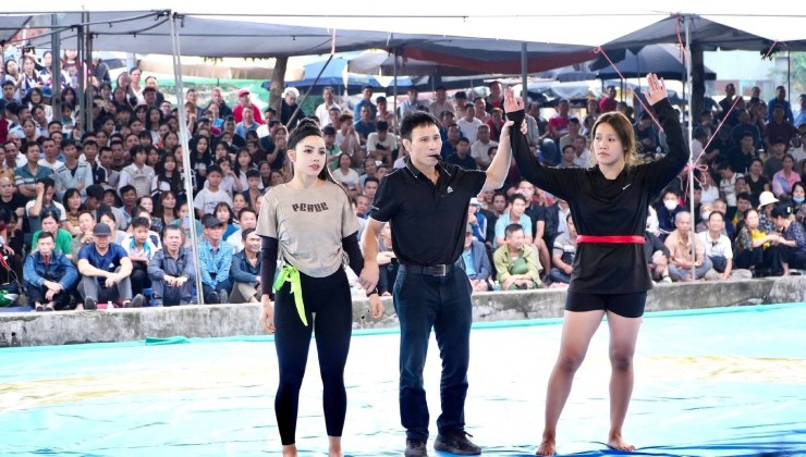 Người đẹp chạy bộ "liều lĩnh" đấu vật hội làng, kiếm tiền "mua vàng" lấy may - 1