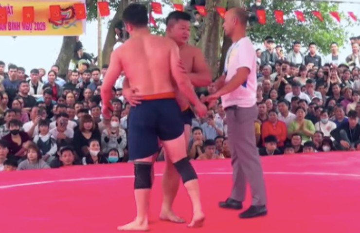 Đấu vật hội làng thành "boxing tay trần", đấm loạn xạ vào đầu đối thủ - 2