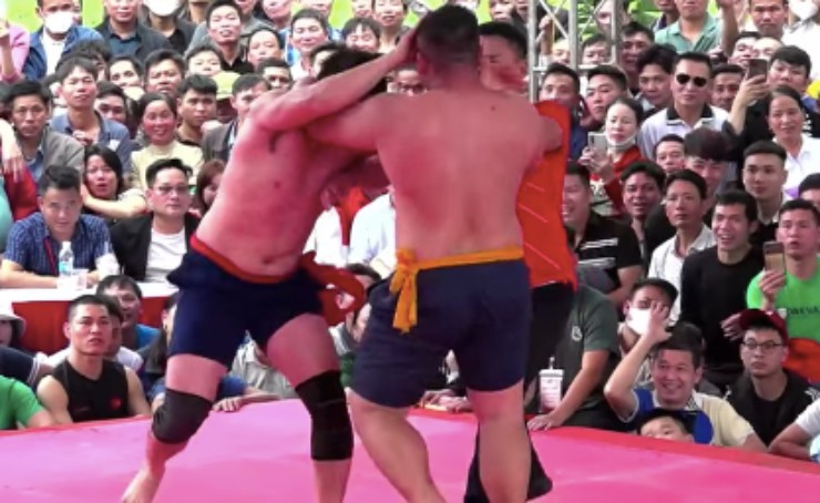 Đấu vật hội làng thành "boxing tay trần", đấm loạn xạ vào đầu đối thủ - 1