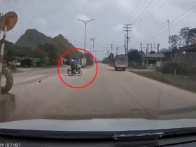 Clip: Xe máy sang đường ẩu, ô tô đánh lái liên tiếp tránh va chạm trong tích tắc