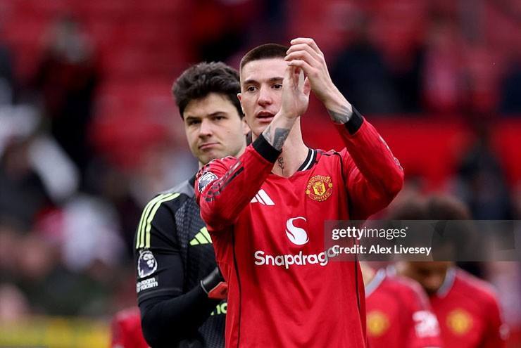 Sesko hồi sinh bất ngờ, Neville muốn MU giữ Carrick làm HLV chính thức - 1