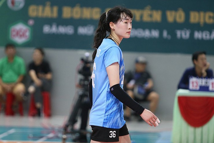 Hot girl bóng chuyền Trung Quốc trở lại Việt Nam, ngoại binh bật cao 3m20 khoác áo Long An - 2