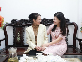 Món quà 8/3 của con dâu khiến mẹ chồng ưng ý khoe hàng xóm