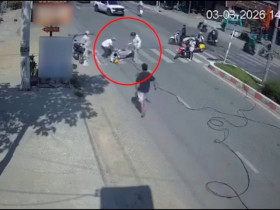Clip: Thót tim người phụ nữ vướng dây cáp, ngã sõng soài giữa đường